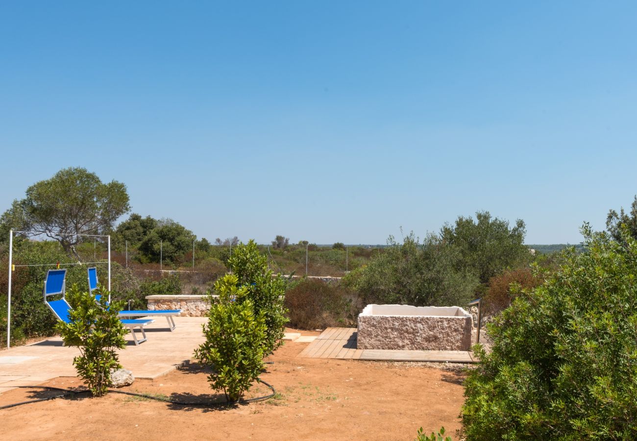 Villa in Torre Pali - Moderne Villa mit Steinpool in Strandnähe