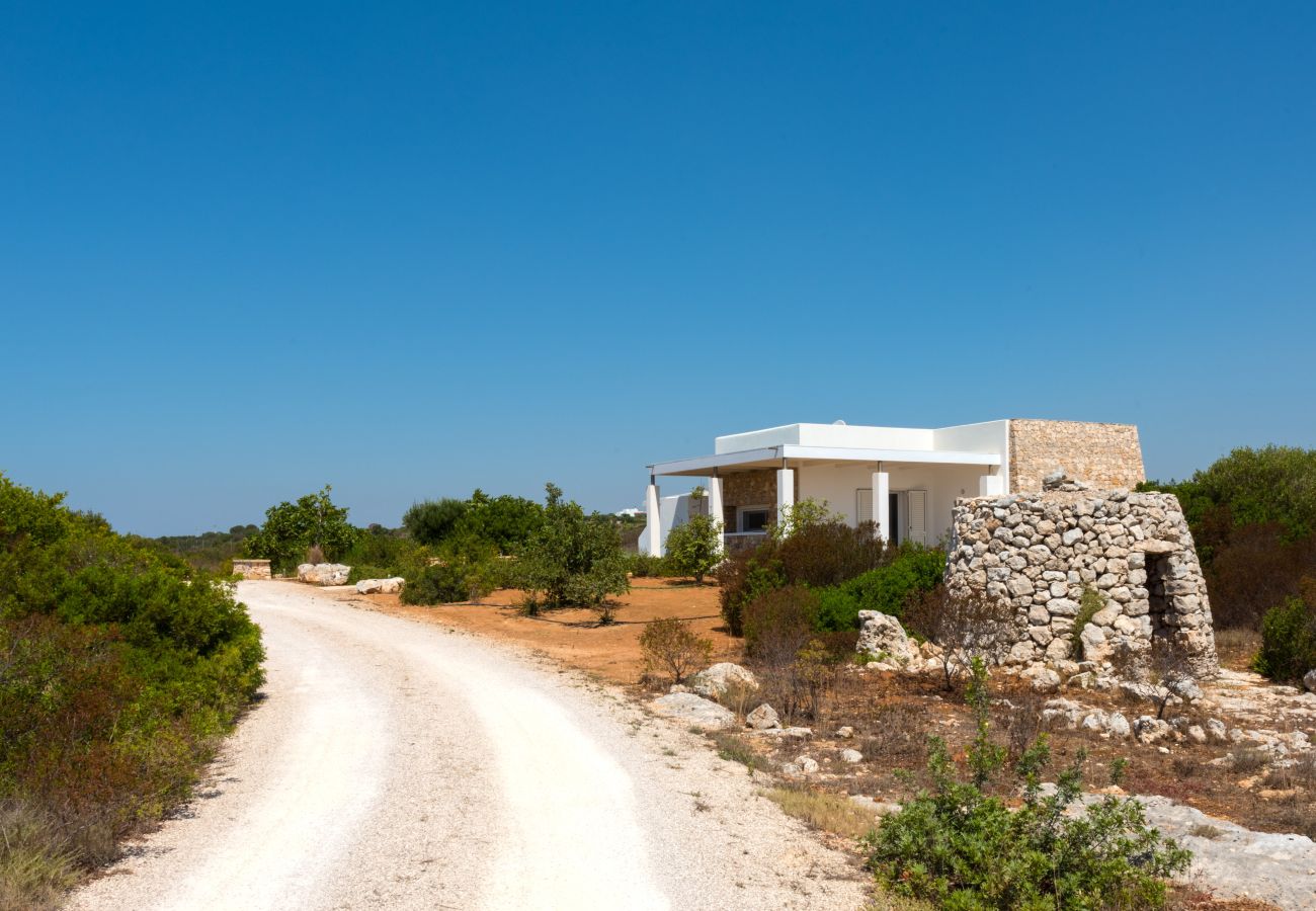 Villa in Torre Pali - Moderne Villa mit Steinpool in Strandnähe