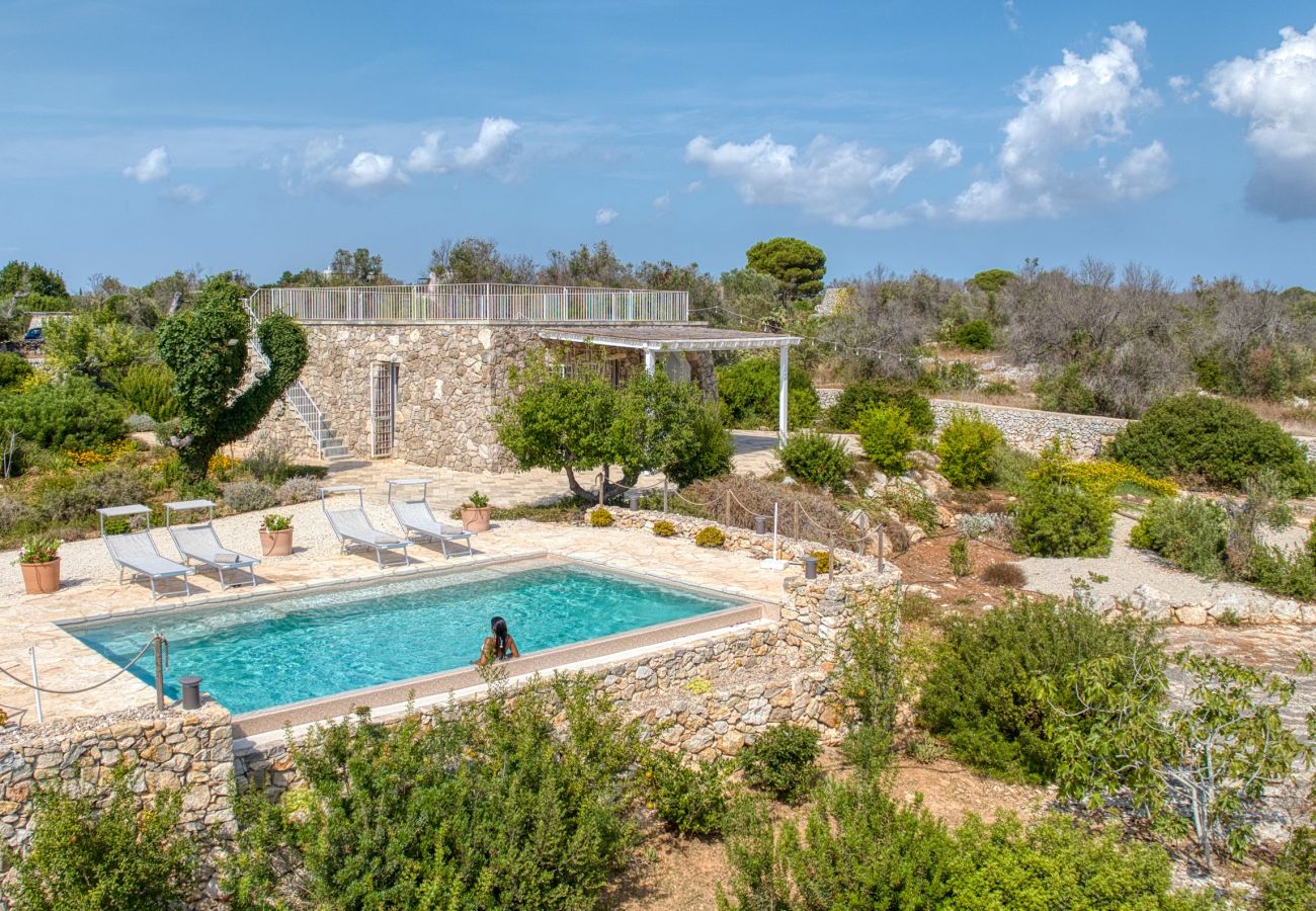 Villa in Pescoluse - Moderne Steinvilla mit Pool und Meerblick