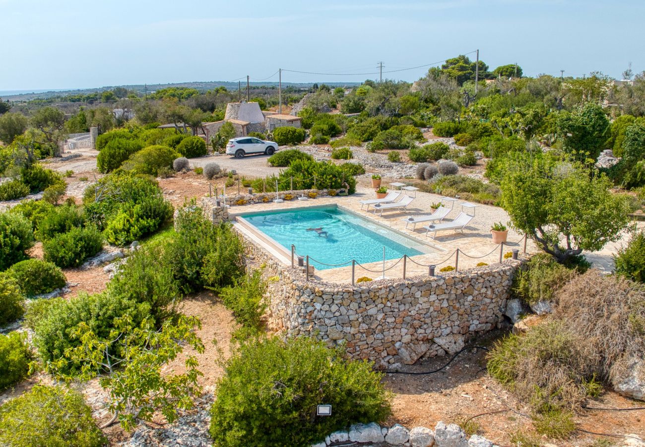 Villa in Pescoluse - Moderne Steinvilla mit Pool und Meerblick