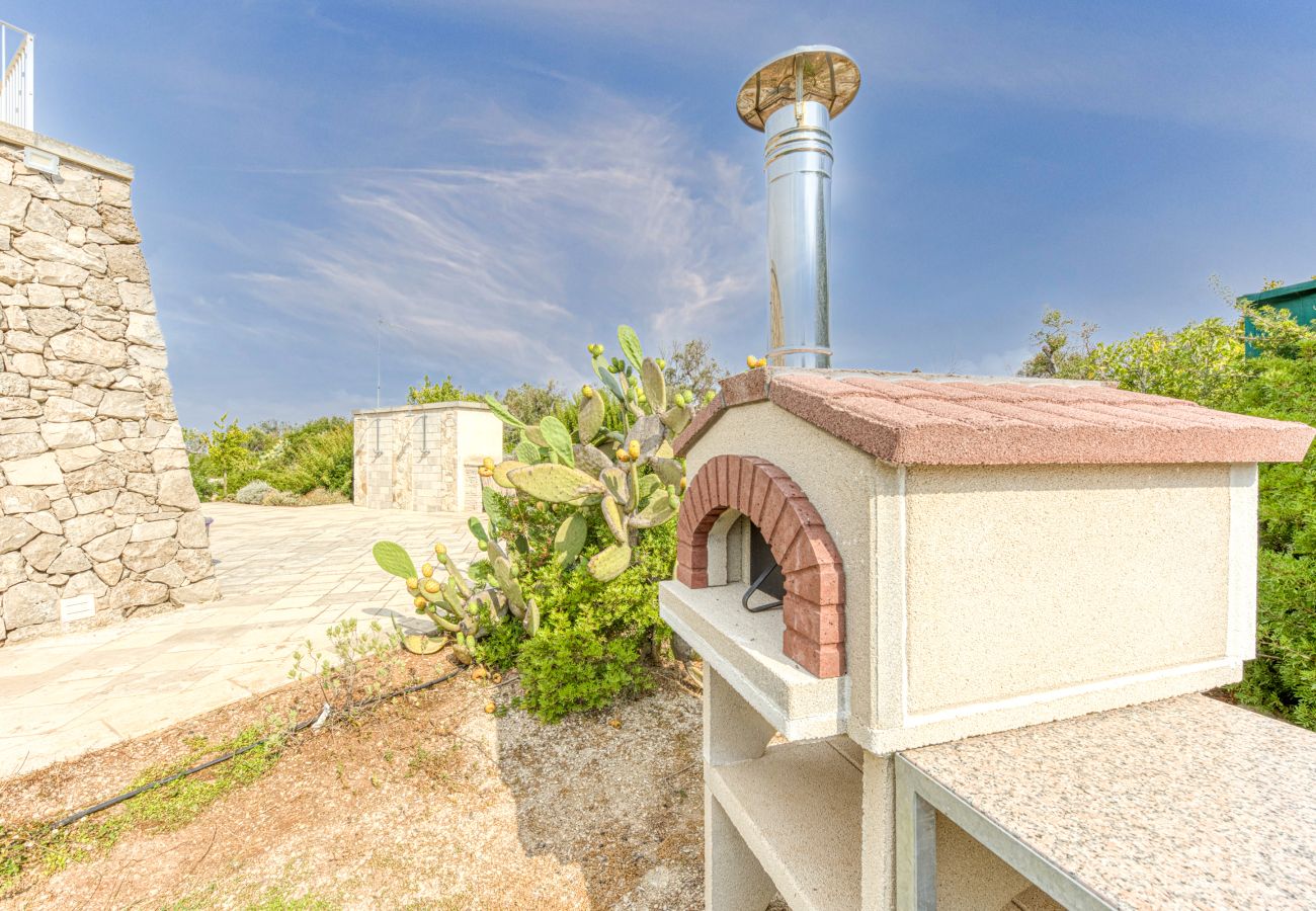 Villa in Pescoluse - Moderne Steinvilla mit Pool und Meerblick