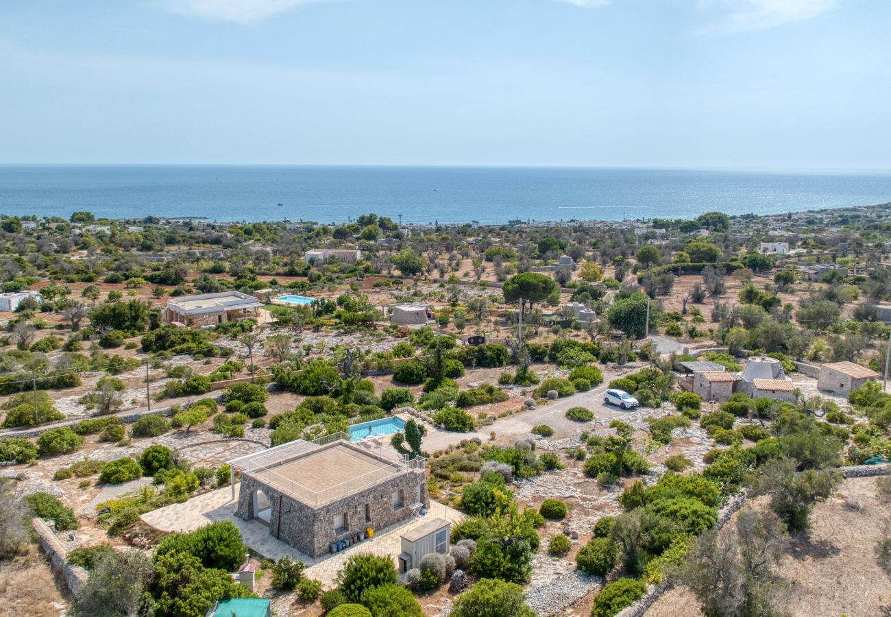 Villa in Pescoluse - Moderne Steinvilla mit Pool und Meerblick