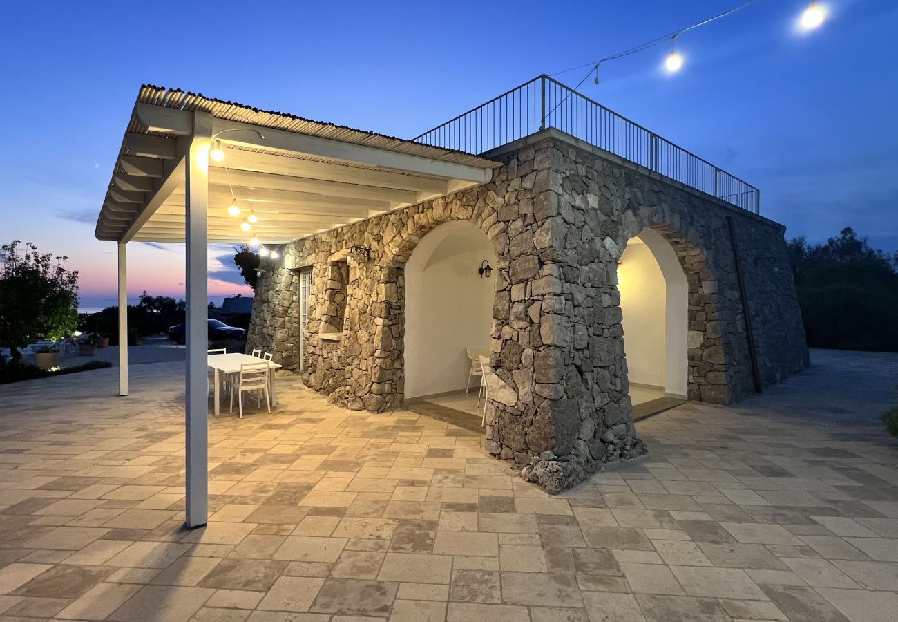 Villa in Pescoluse - Moderne Steinvilla mit Pool und Meerblick