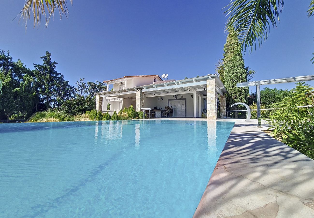 Villa in Ermioni - High-End-Villa mit Privatstrand, Pool & Sportplatz