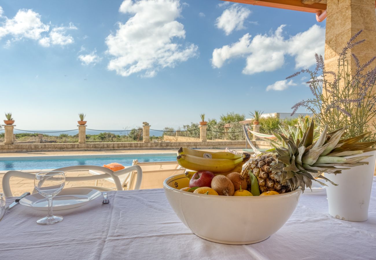 Villa in Salve - 2km vom Sandstrand: Pool-Ferienhaus mit Meerblick