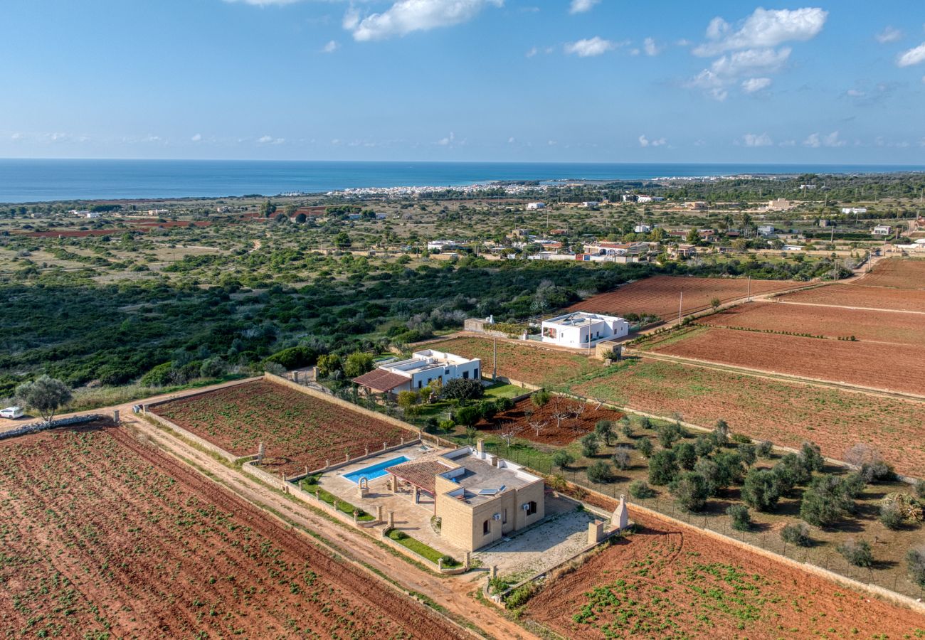 Villa in Salve - 2km vom Sandstrand: Pool-Ferienhaus mit Meerblick