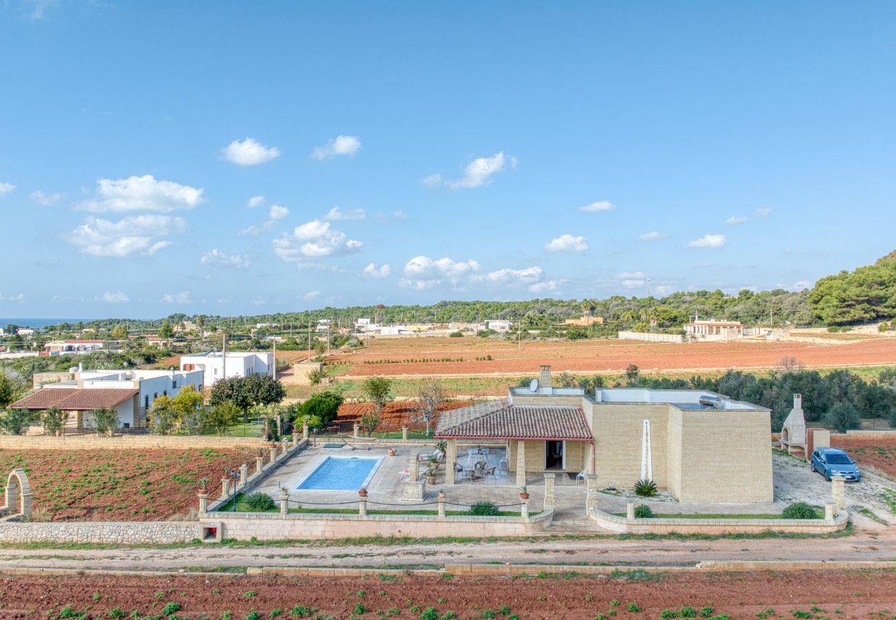 Villa in Salve - 2km vom Sandstrand: Pool-Ferienhaus mit Meerblick