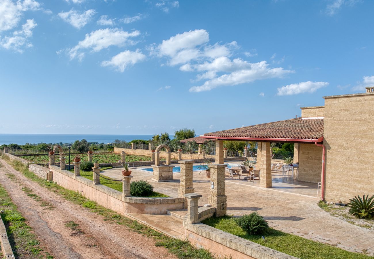 Villa in Salve - 2km vom Sandstrand: Pool-Ferienhaus mit Meerblick