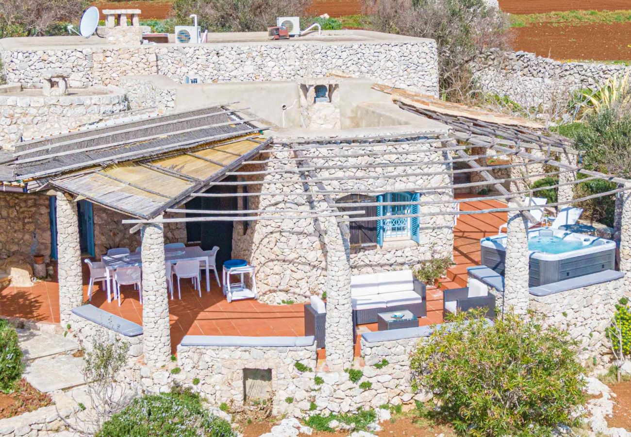 Ferienhaus in Gagliano del Capo - Villa mit beheiztem Außenpool und 180°-Meerblick