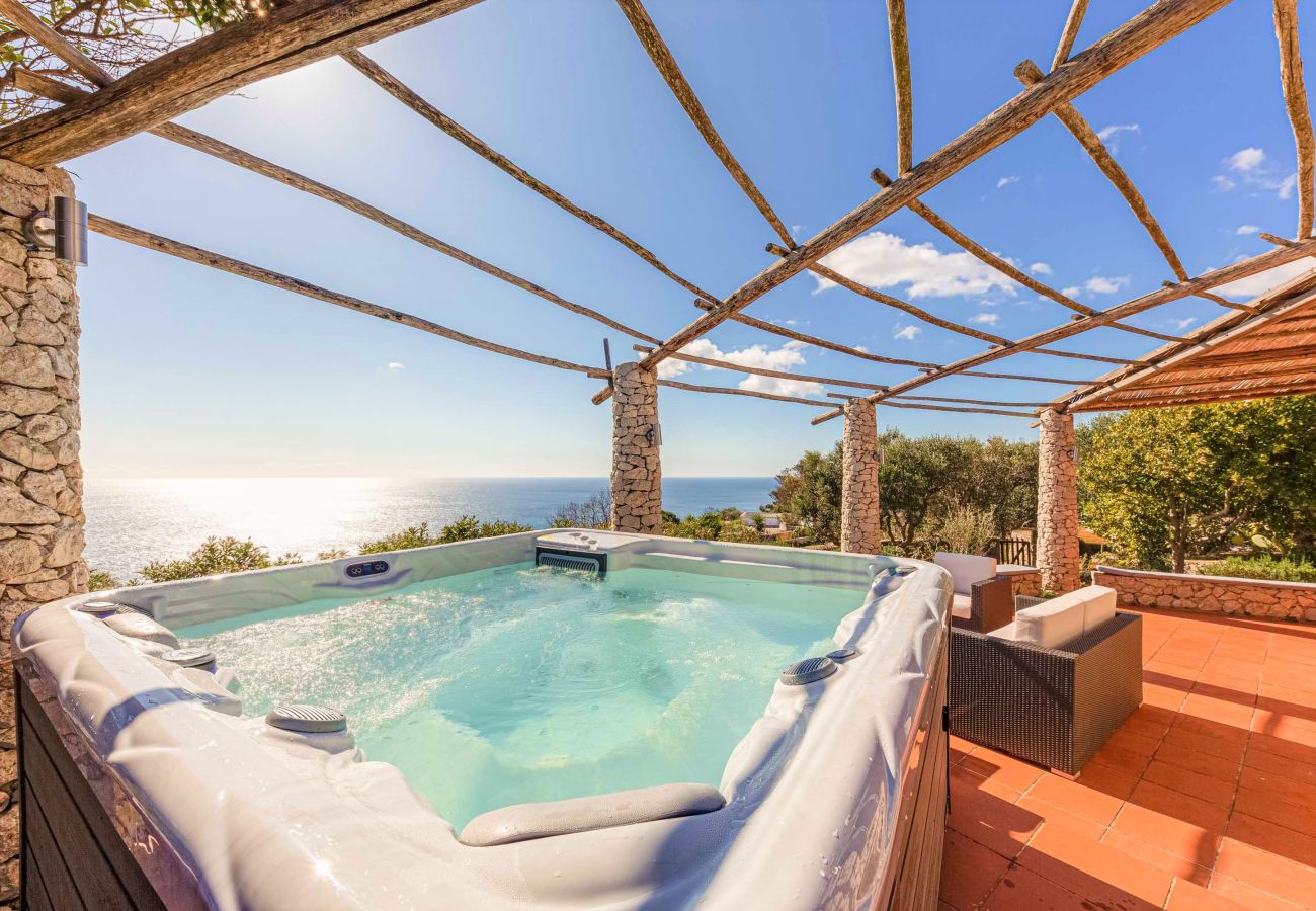 Ferienhaus in Gagliano del Capo - Villa mit beheiztem Außenpool und 180°-Meerblick