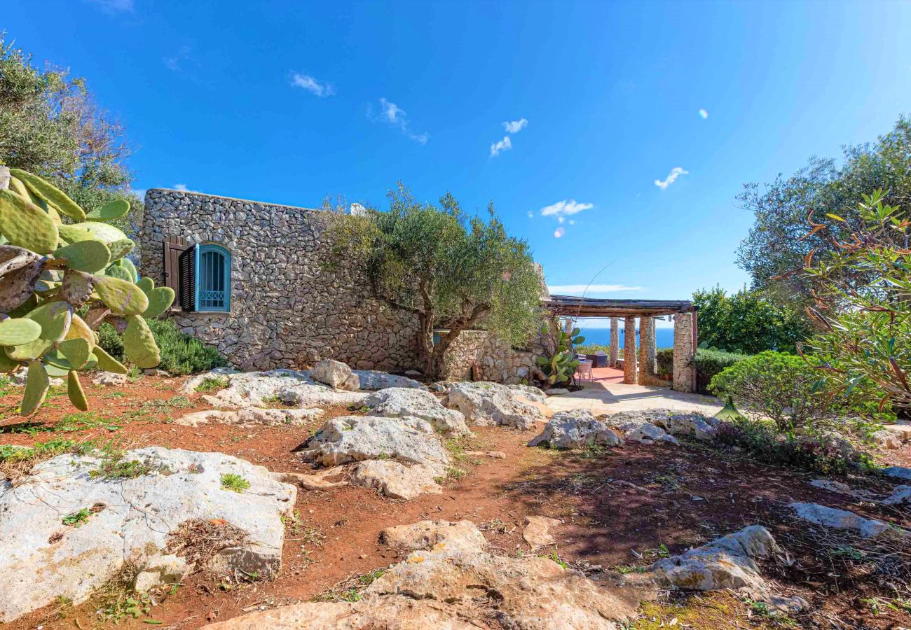 Ferienhaus in Gagliano del Capo - Villa mit beheiztem Außenpool und 180°-Meerblick