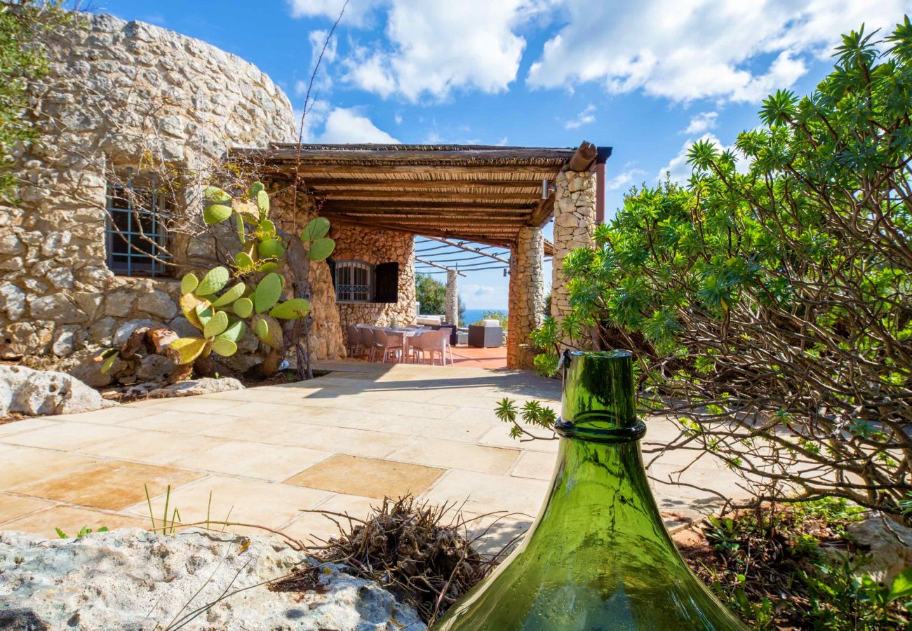 Ferienhaus in Gagliano del Capo - Villa mit beheiztem Außenpool und 180°-Meerblick