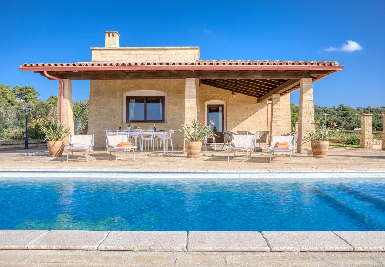 Villa in Salve - Villa with pool, 2km from the sandy beaches