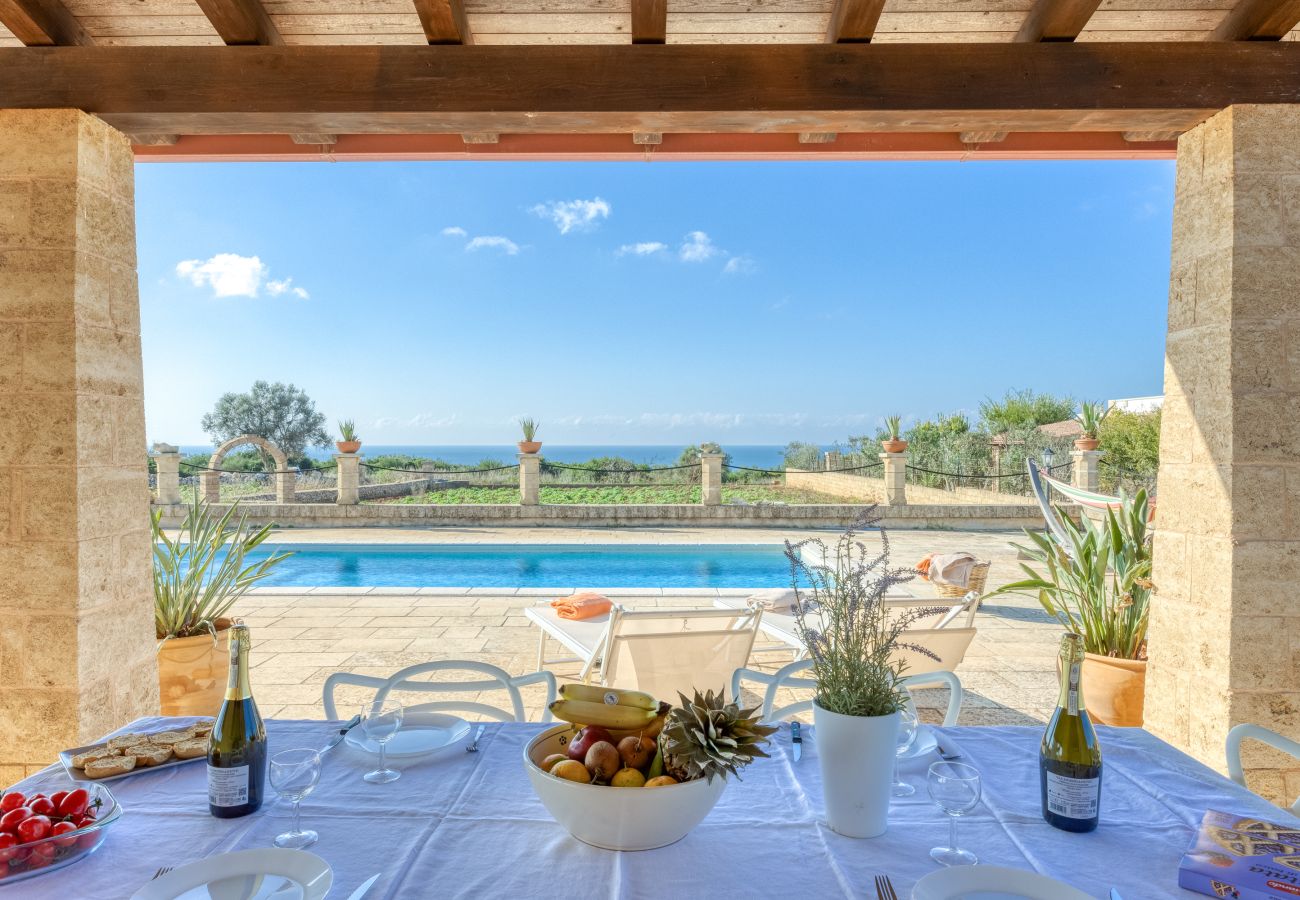 Villa in Salve - Villa with pool, 2km from the sandy beaches