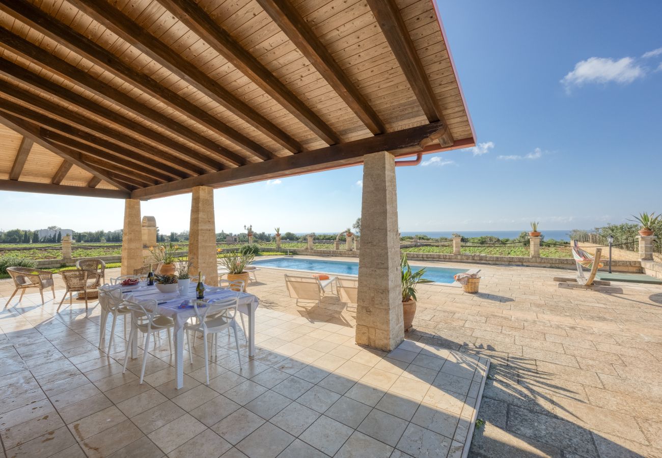 Villa in Salve - Villa with pool, 2km from the sandy beaches