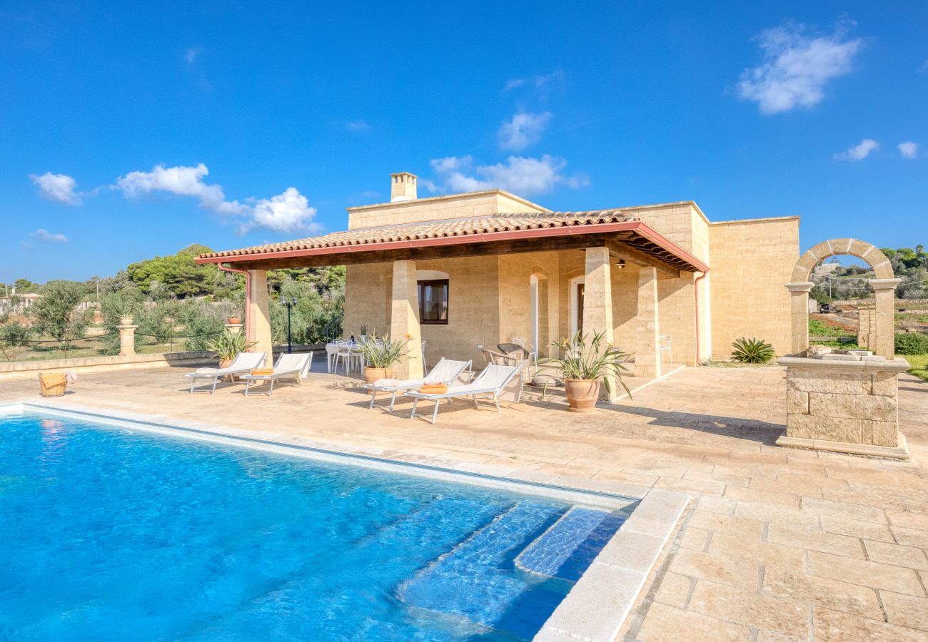 Villa in Salve - Villa with pool, 2km from the sandy beaches