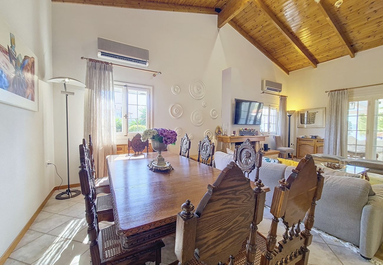 Villa in Ermioni - Private beach villa w/ pool, sport court & pier