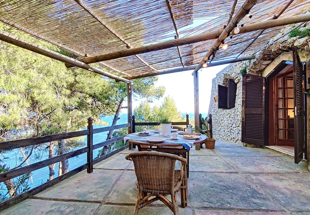 Trullo in Castro - Charming stone trullo with sea access (house F)