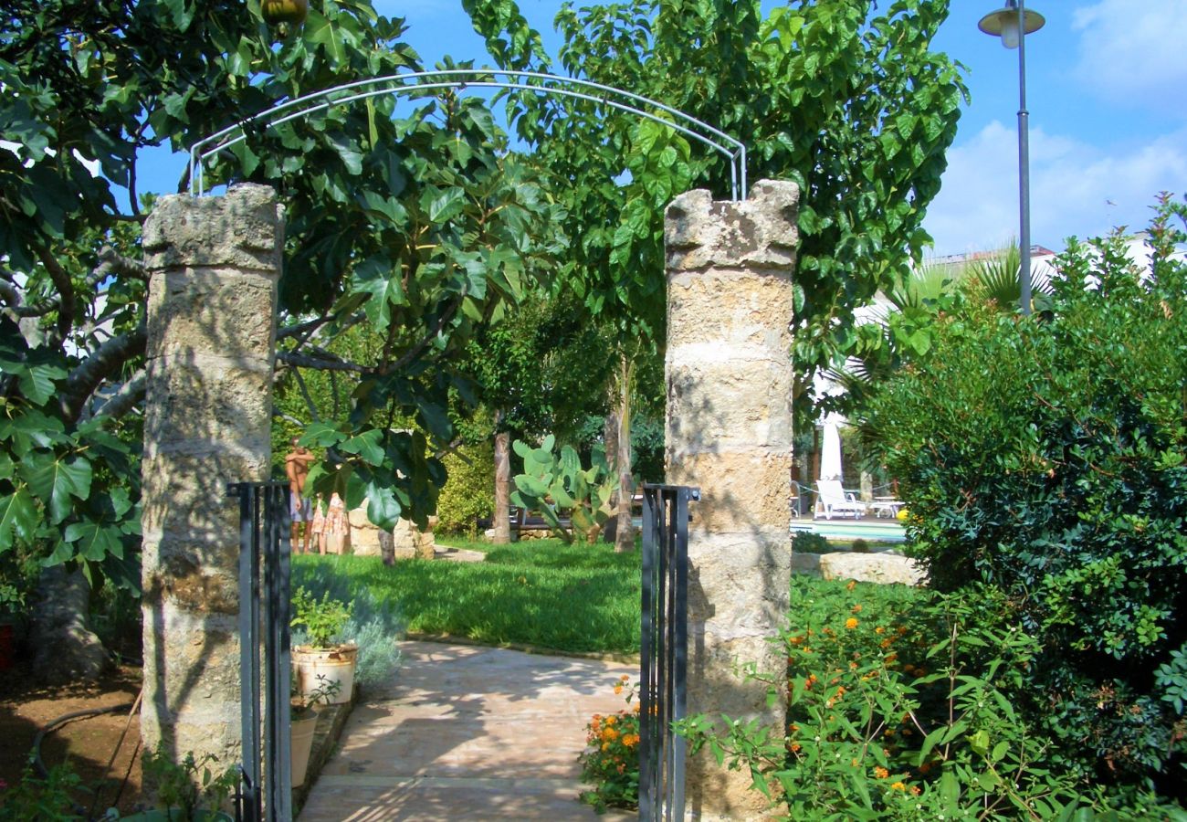 Maison à Patù - Jolie maison avec piscine et parc (B)