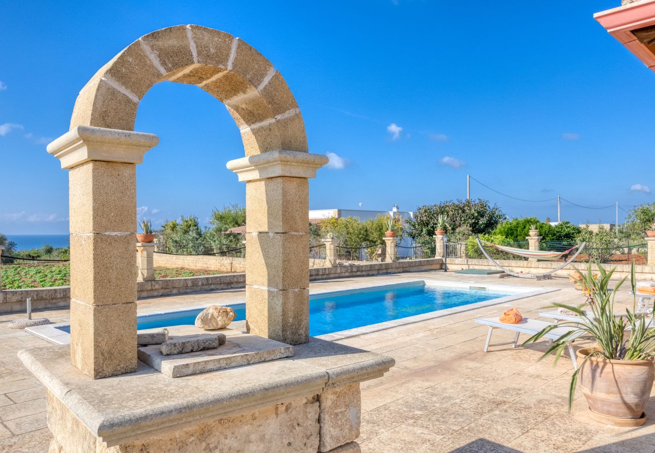 Villa à Salve - Villa avec piscine privée à 2 km des plages