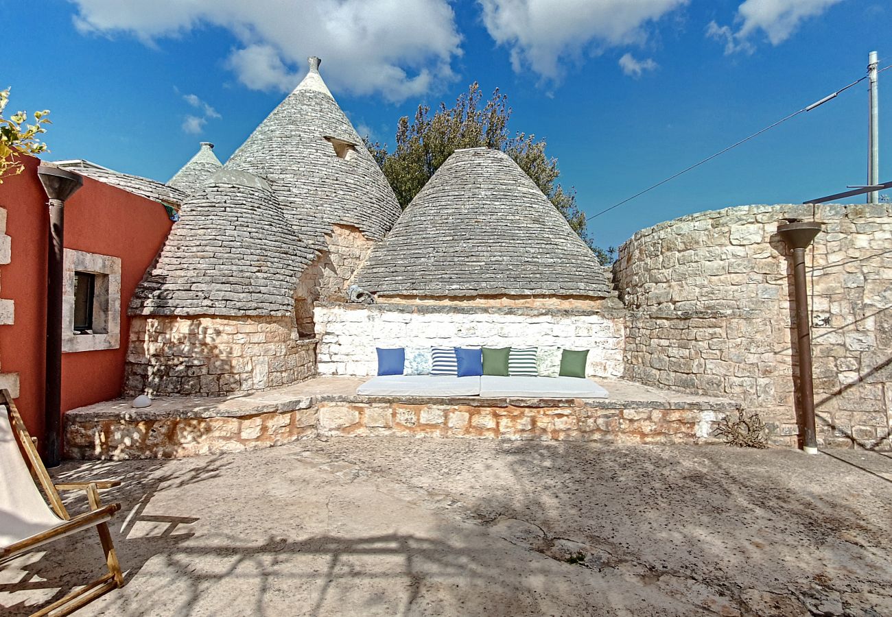 Villa à Cisternino - Grande propriété de trulli avec piscine naturelle