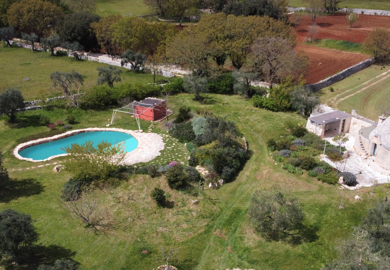 Villa à Cisternino - Grande propriété de trulli avec piscine naturelle