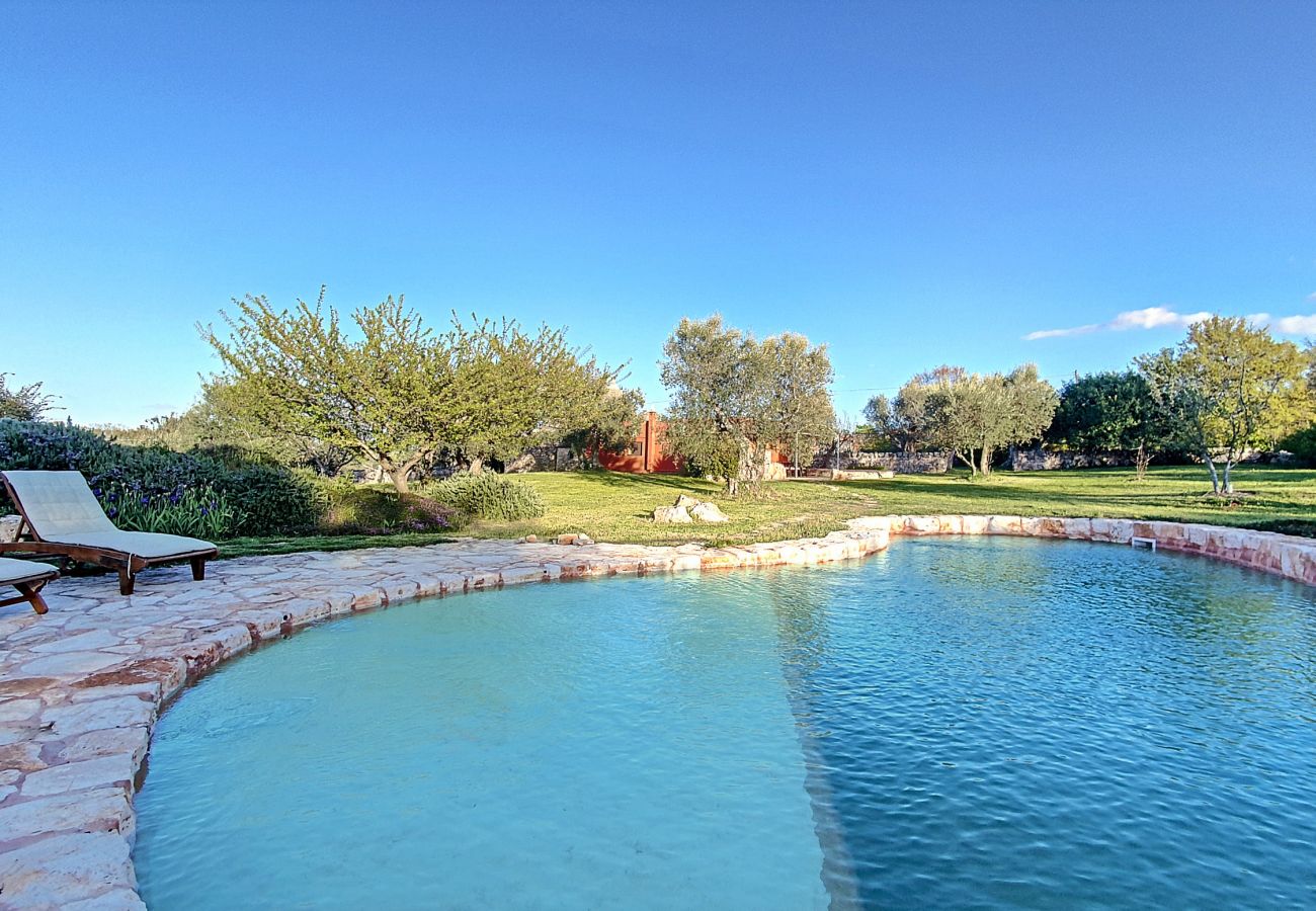 Villa à Cisternino - Grande propriété de trulli avec piscine naturelle