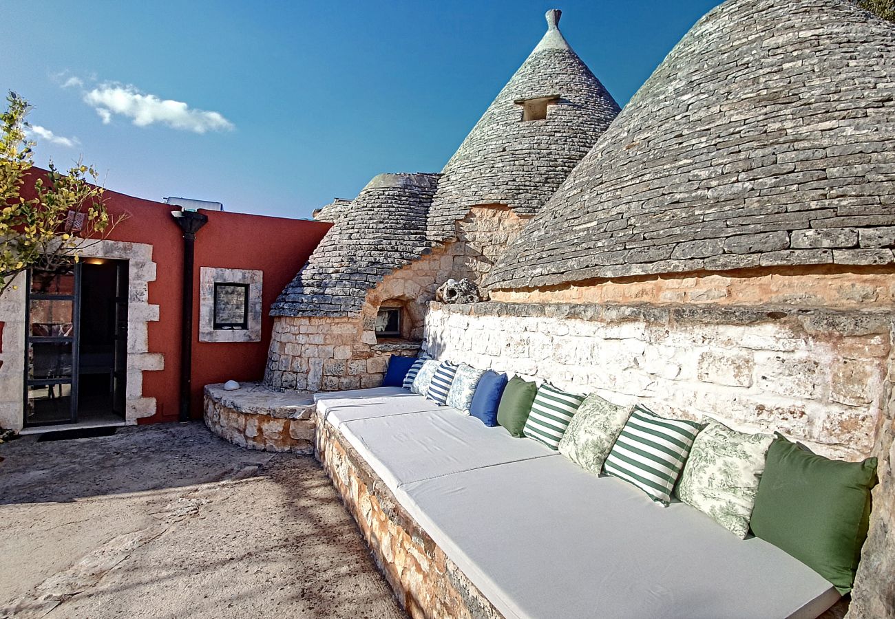 Villa à Cisternino - Grande propriété de trulli avec piscine naturelle