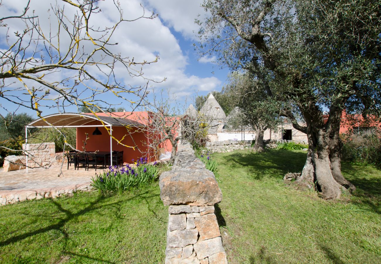 Villa à Cisternino - Grande propriété de trulli avec piscine naturelle