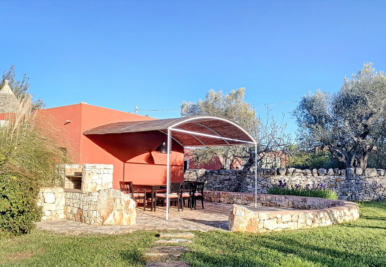 Villa à Cisternino - Grande propriété de trulli avec piscine naturelle