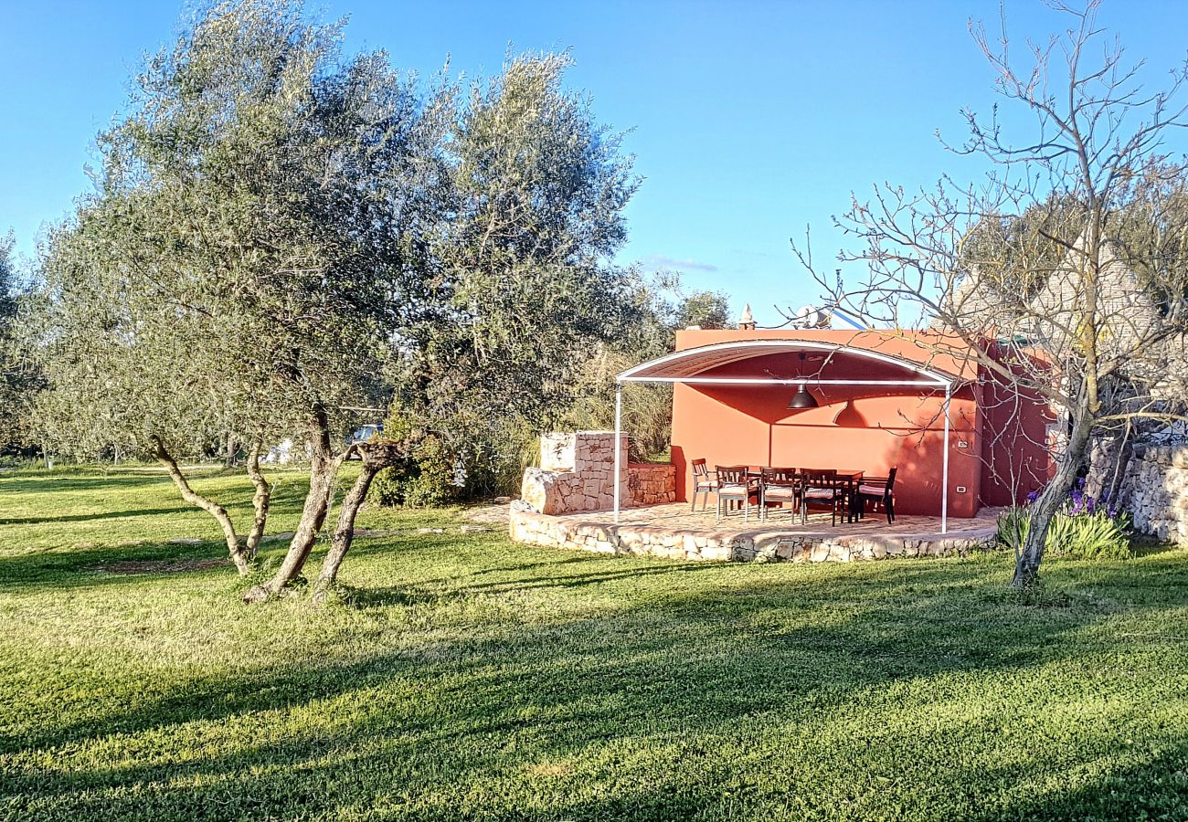 Villa à Cisternino - Grande propriété de trulli avec piscine naturelle