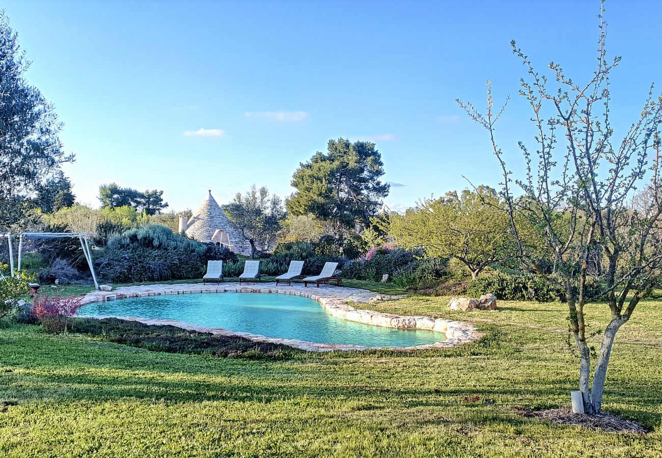 Villa à Cisternino - Grande propriété de trulli avec piscine naturelle