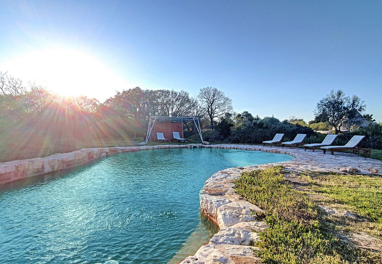 Villa à Cisternino - Grande propriété de trulli avec piscine naturelle