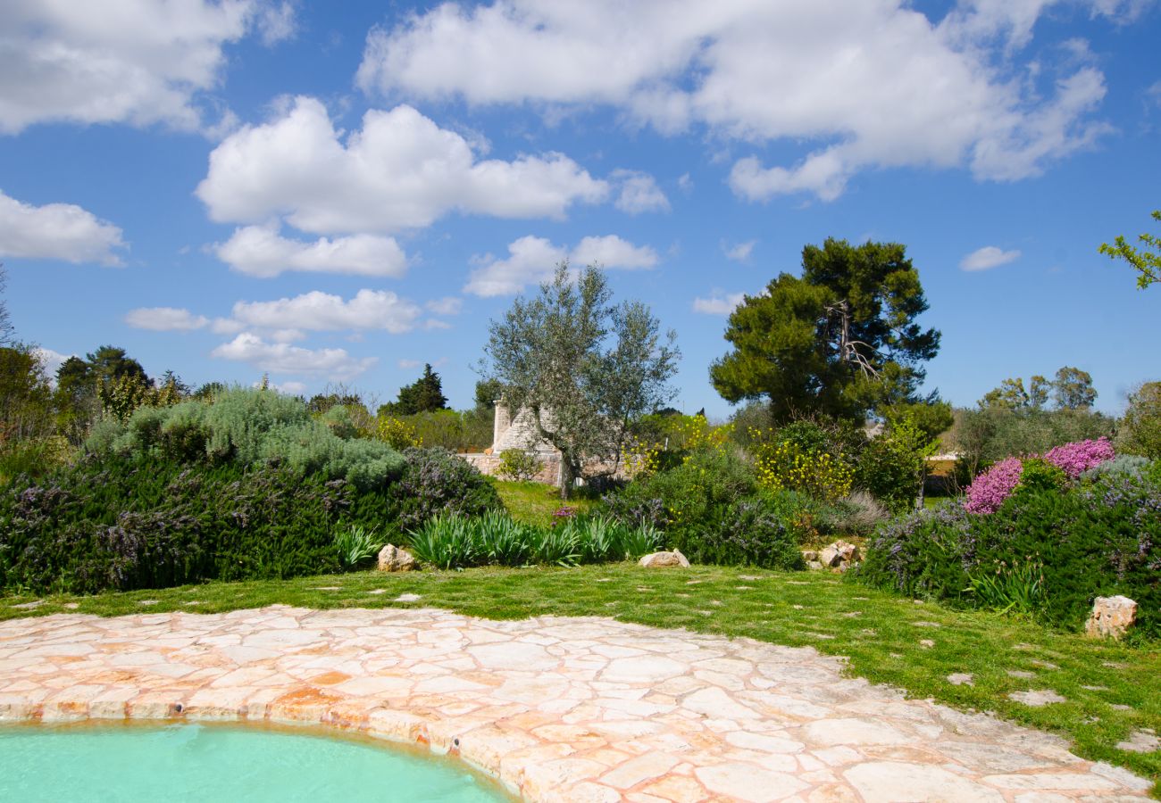 Villa à Cisternino - Grande propriété de trulli avec piscine naturelle