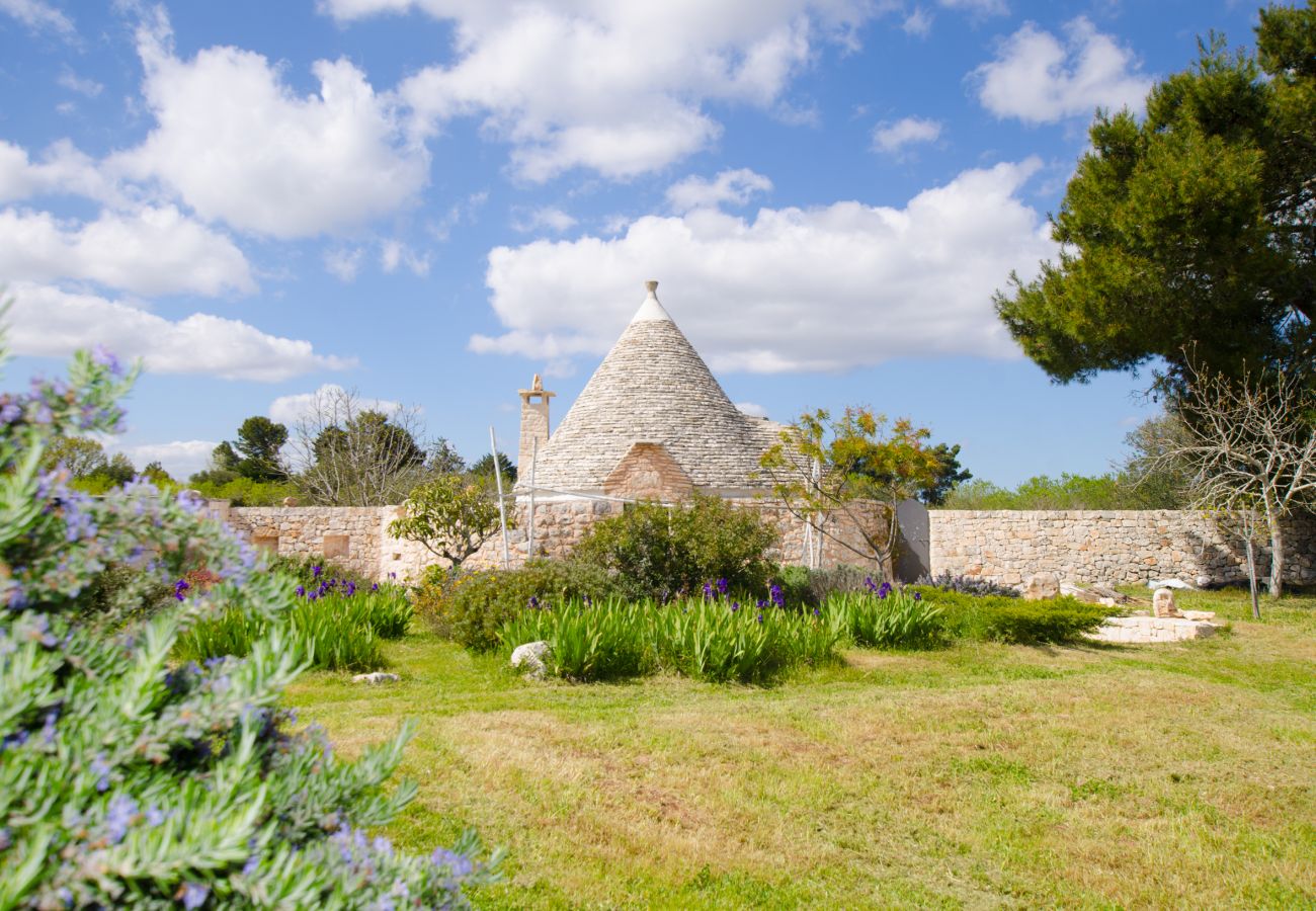 Villa à Cisternino - Grande propriété de trulli avec piscine naturelle