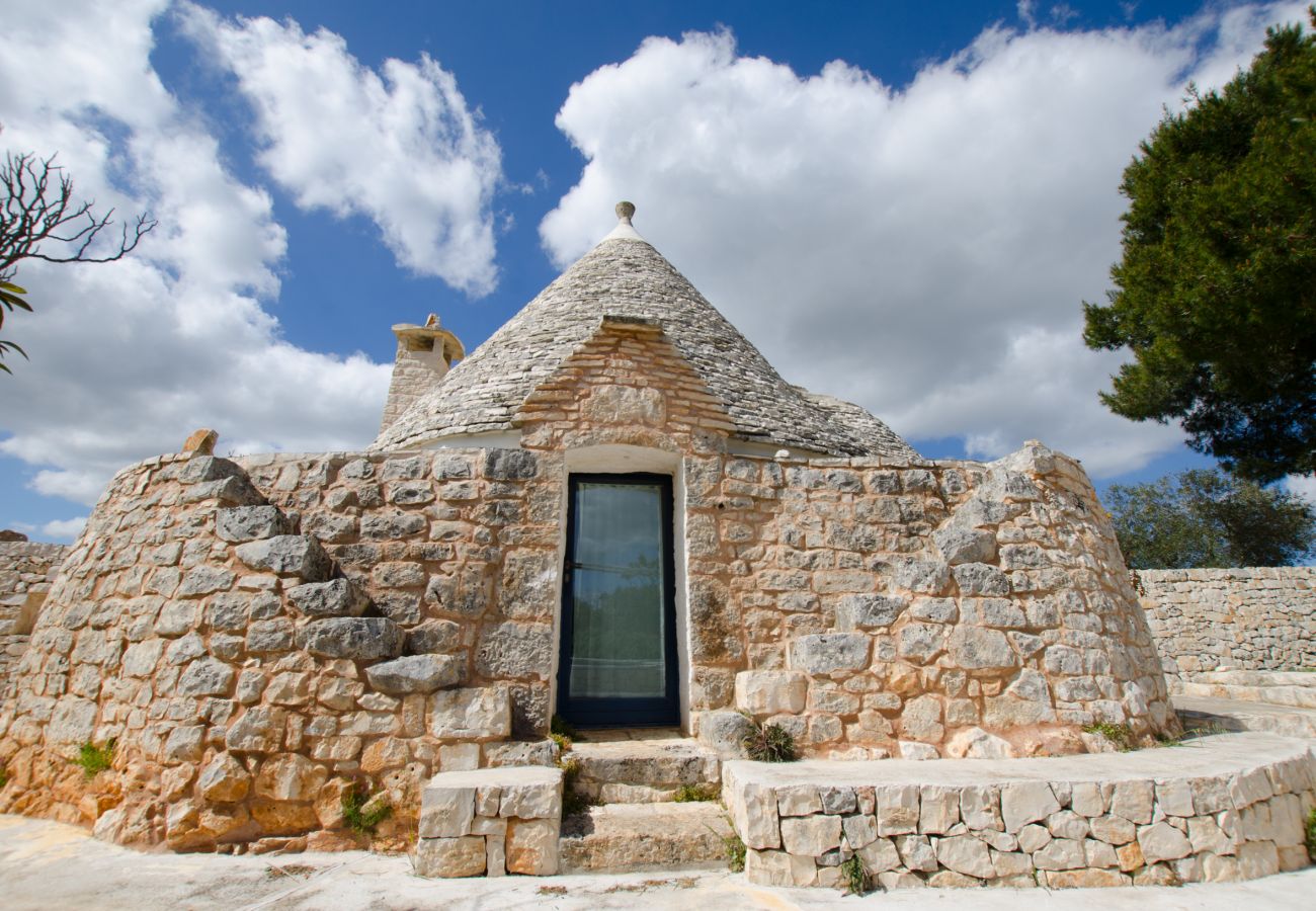 Villa à Cisternino - Grande propriété de trulli avec piscine naturelle