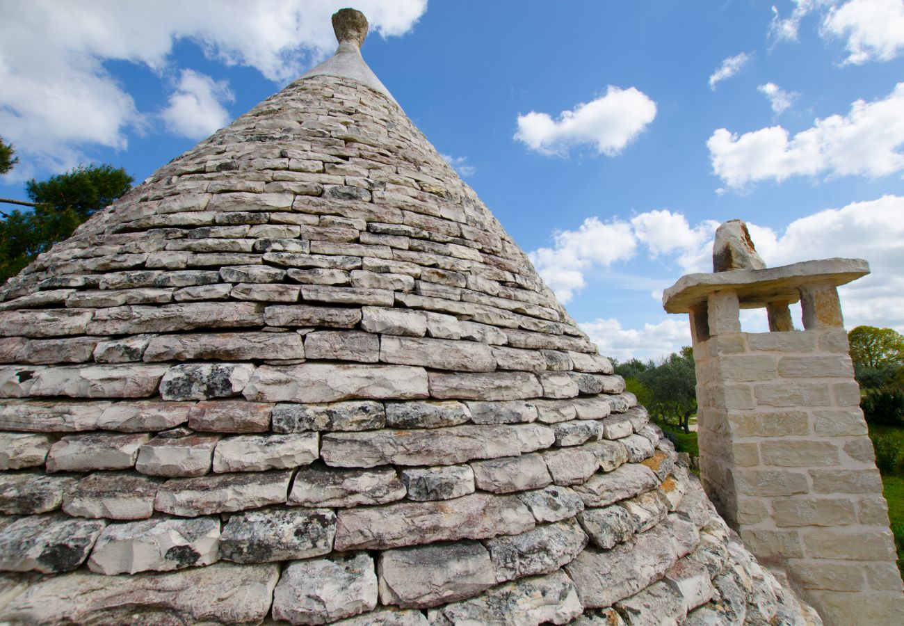 Villa à Cisternino - Grande propriété de trulli avec piscine naturelle