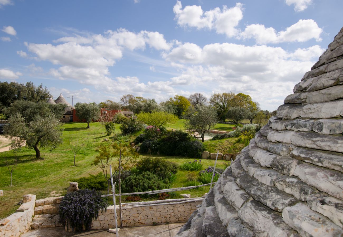 Villa à Cisternino - Grande propriété de trulli avec piscine naturelle