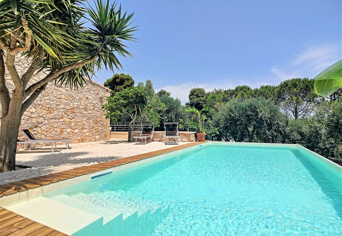 Villa à Leuca - Villa renovée avec piscine privée à 950m de la mer