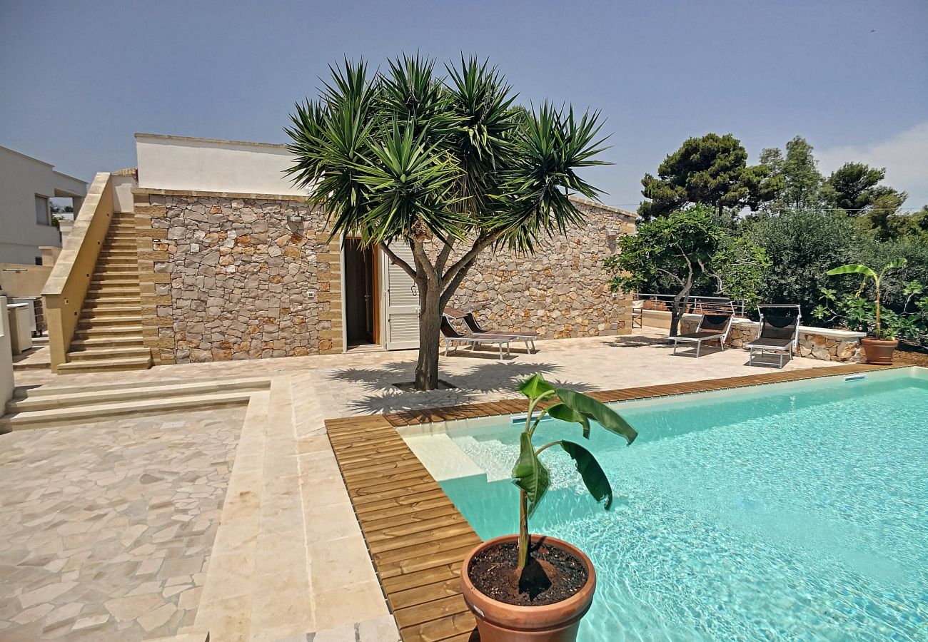 Villa à Leuca - Villa renovée avec piscine privée à 950m de la mer