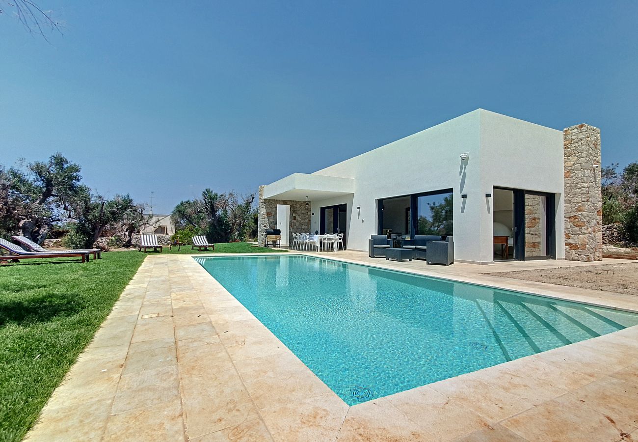 Villa à Leuca - Moderne villa de luxe avec piscine à 1km de la mer