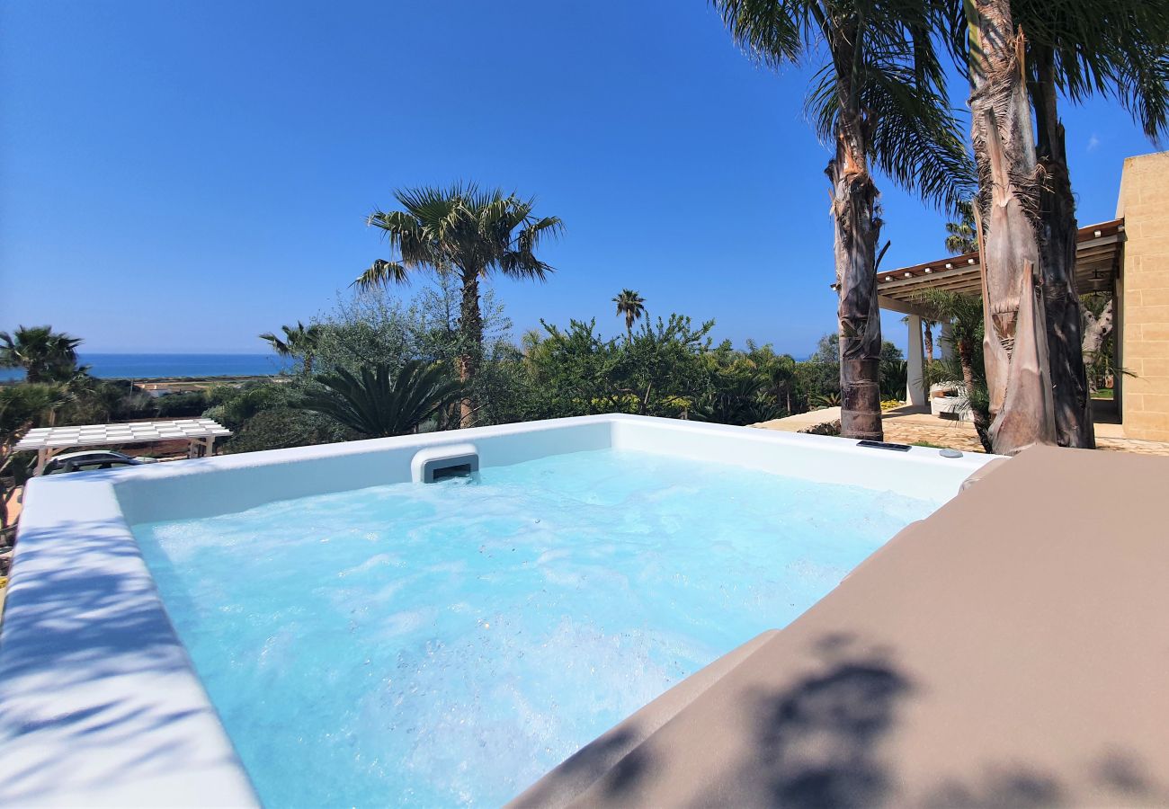 Villa à Pescoluse - Villa proche de la plage avec jacuzzi et vue mer