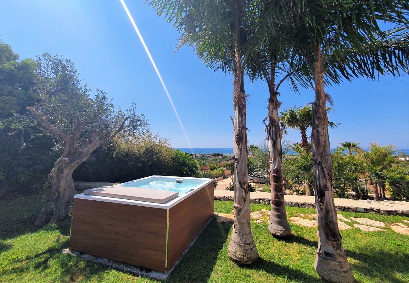 Villa à Pescoluse - Villa proche de la plage avec jacuzzi et vue mer