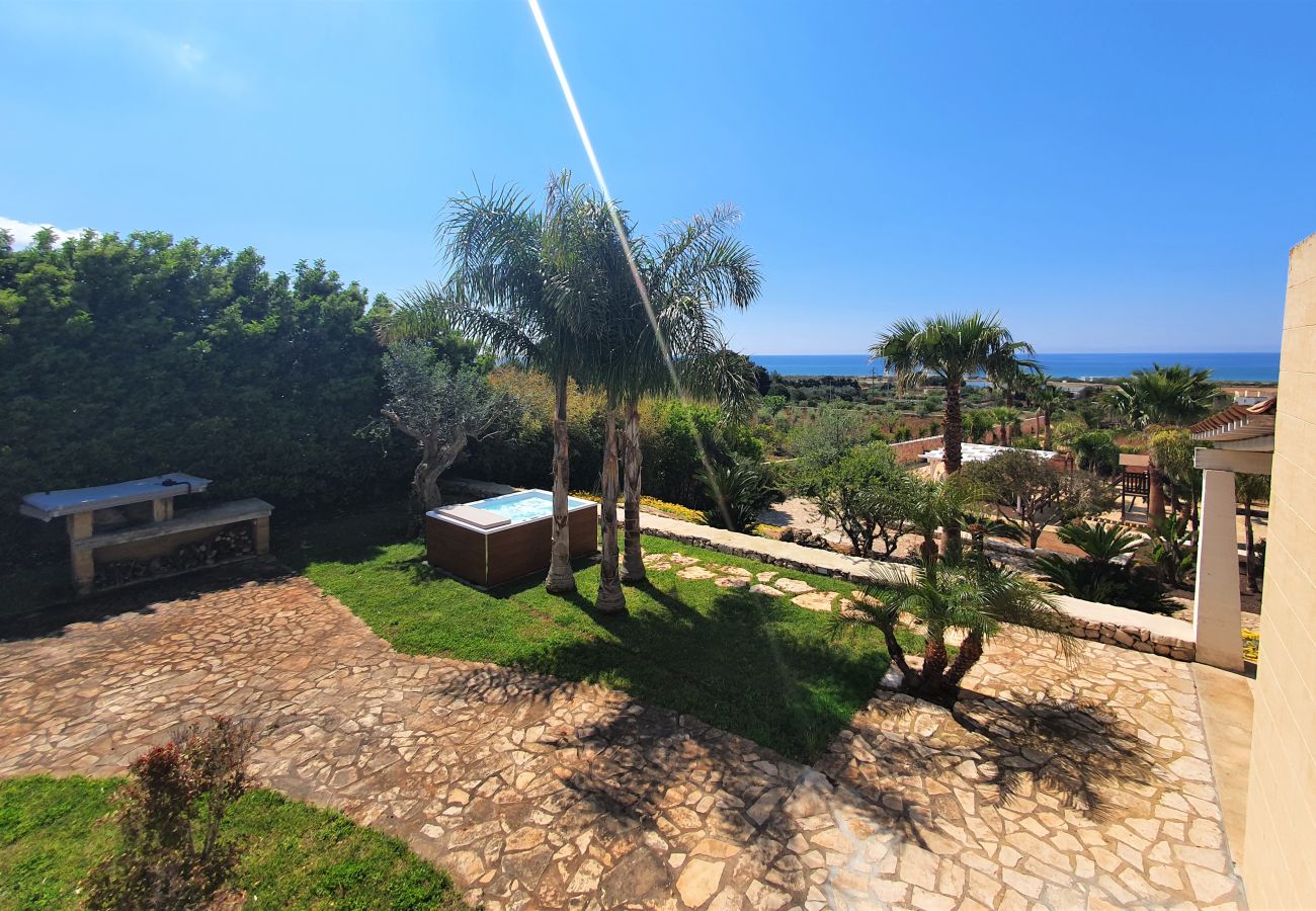 Villa à Pescoluse - Villa proche de la plage avec jacuzzi et vue mer