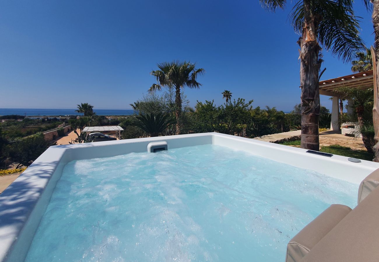 Villa à Pescoluse - Villa proche de la plage avec jacuzzi et vue mer