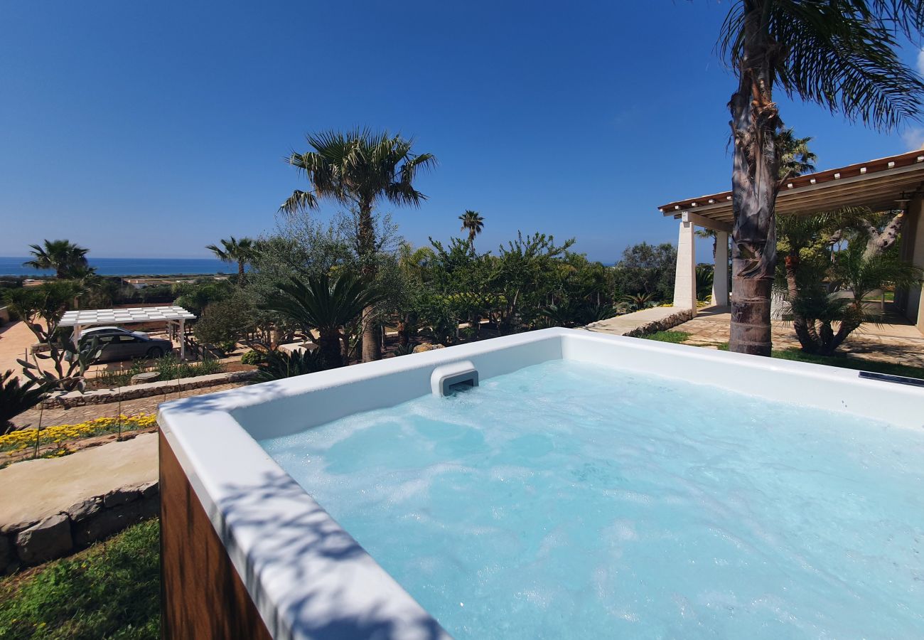 Villa à Pescoluse - Villa proche de la plage avec jacuzzi et vue mer