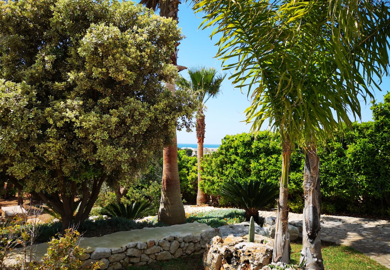 Villa à Pescoluse - Villa proche de la plage avec jacuzzi et vue mer