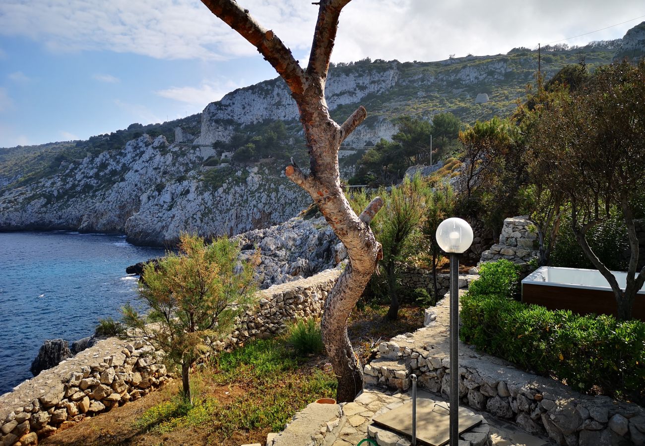 Trullo à Gagliano del Capo - Maison romantique en pierre avec jacuzzi&accès mer