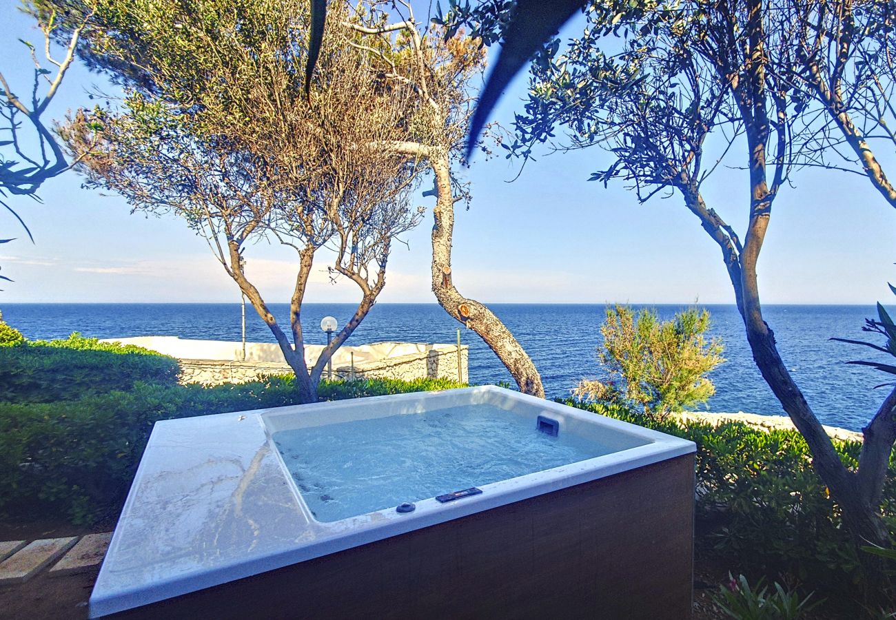 Trullo à Gagliano del Capo - Maison romantique en pierre avec jacuzzi&accès mer