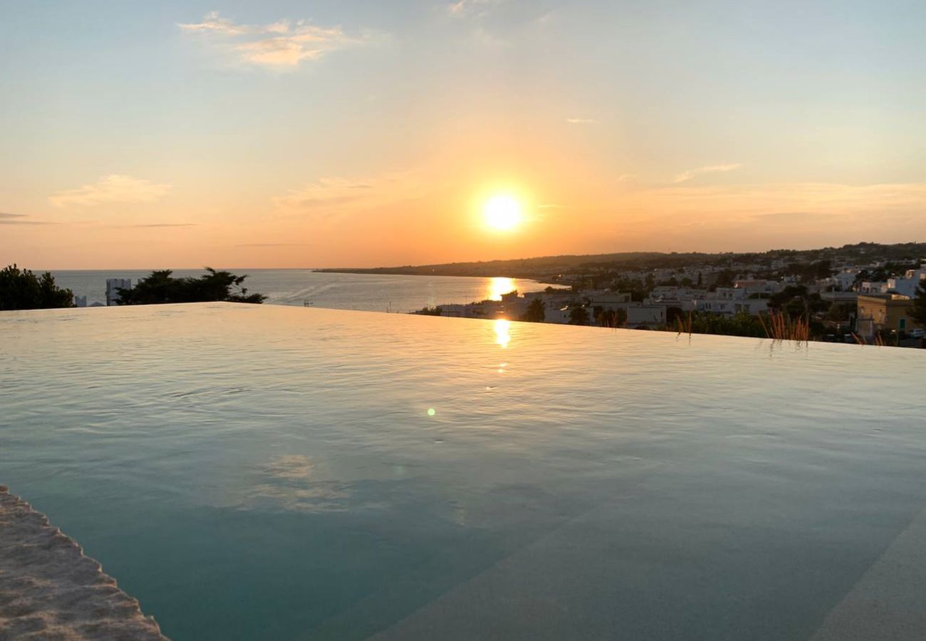 Villa à Torre Vado - Maison en pierre, piscine infinity & vue coucher du soleil